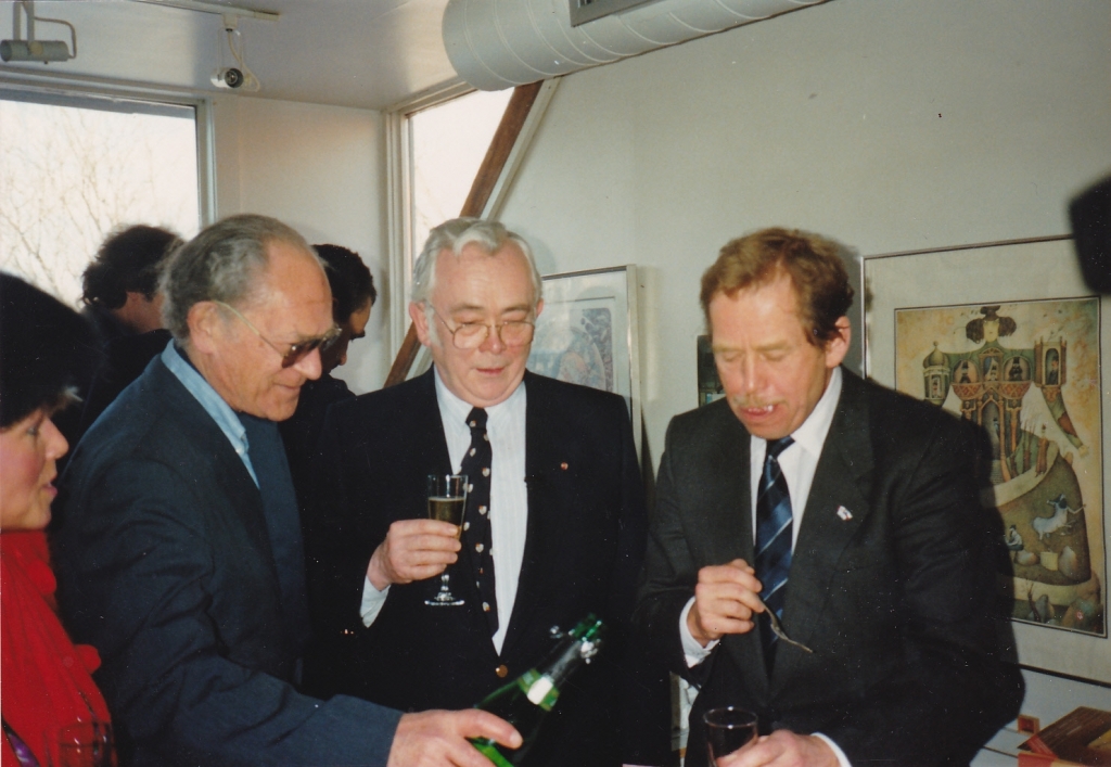 1990 19 02  Josef s prezidentem V.Havlem  v sídle 68 Publishers na  Davenport