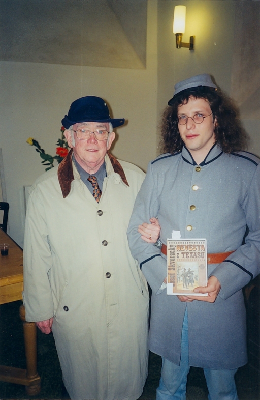 2000 při Nonstop čtení Josef s Michalem Řezáčem v dobové uniformě