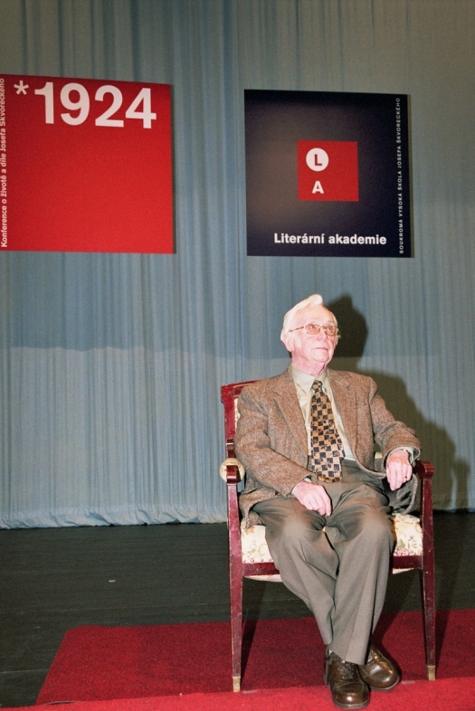 2004 Josef Škvorecký při zkoušce na akademický ceremoniál v Náchodě