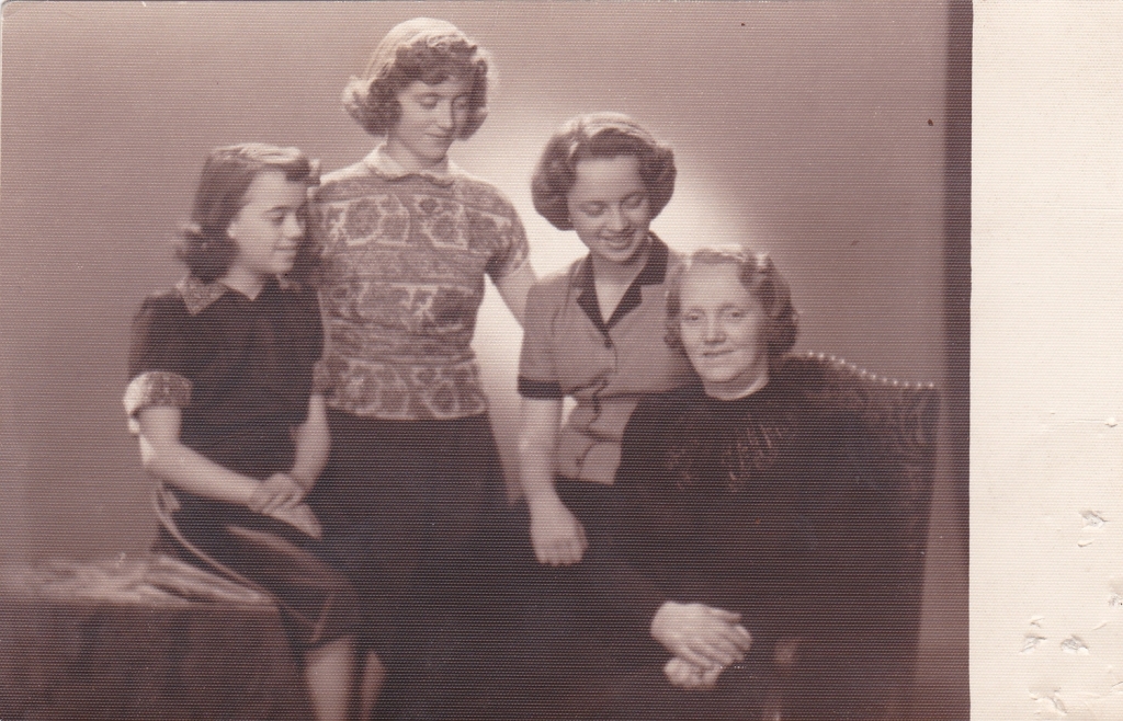 1951 tři sestry s maminkou